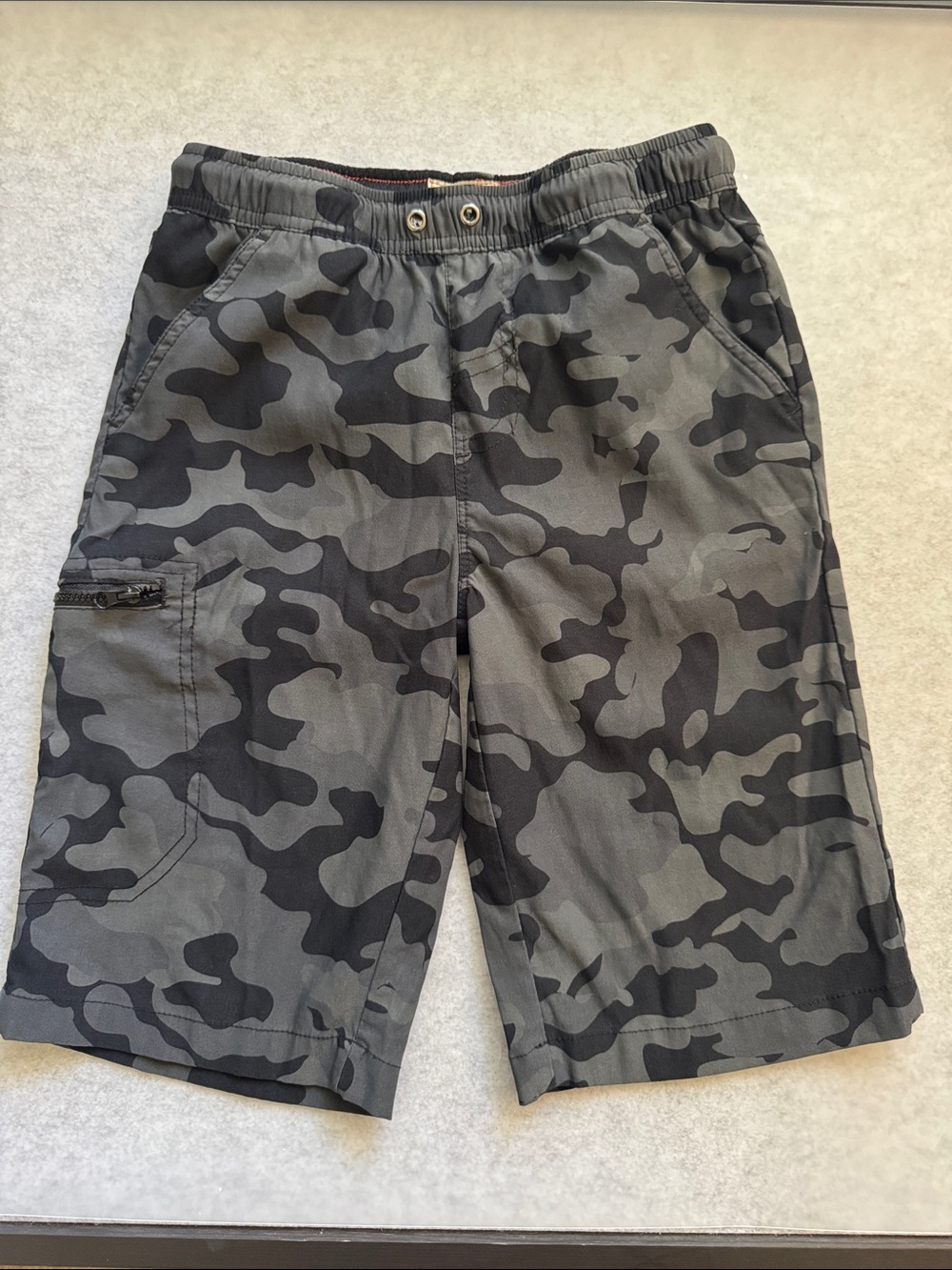Weatherproof Vintage. Boys Gray Camo Cargo Shorts - Casual Everyday Wear. Size M